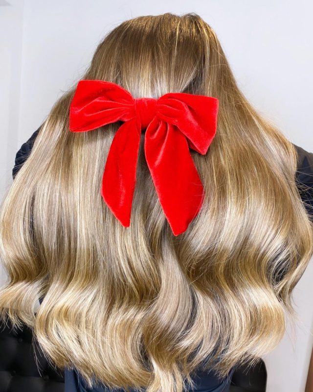 This busy social festive season calls for ACCESSORISING. 🥳 
An easy way to jazz up something simple for this festive period - rather than splashing out on a whole new outfit, bring some christmas spirit with your hair! A few quick and easy ideas from us. We are living for the hair tinsel. 🙌🏽

#hairtutorial #festivehair #christmashair #christmashairbows #festivestyle #manchesterhairdresser #manchesterchristmasmarkets #ancoats #northernquarter